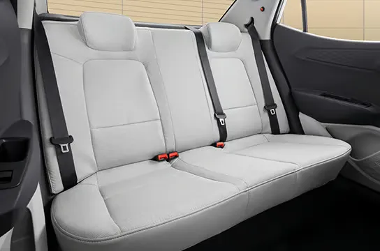 Spacious legroom & kneeroom